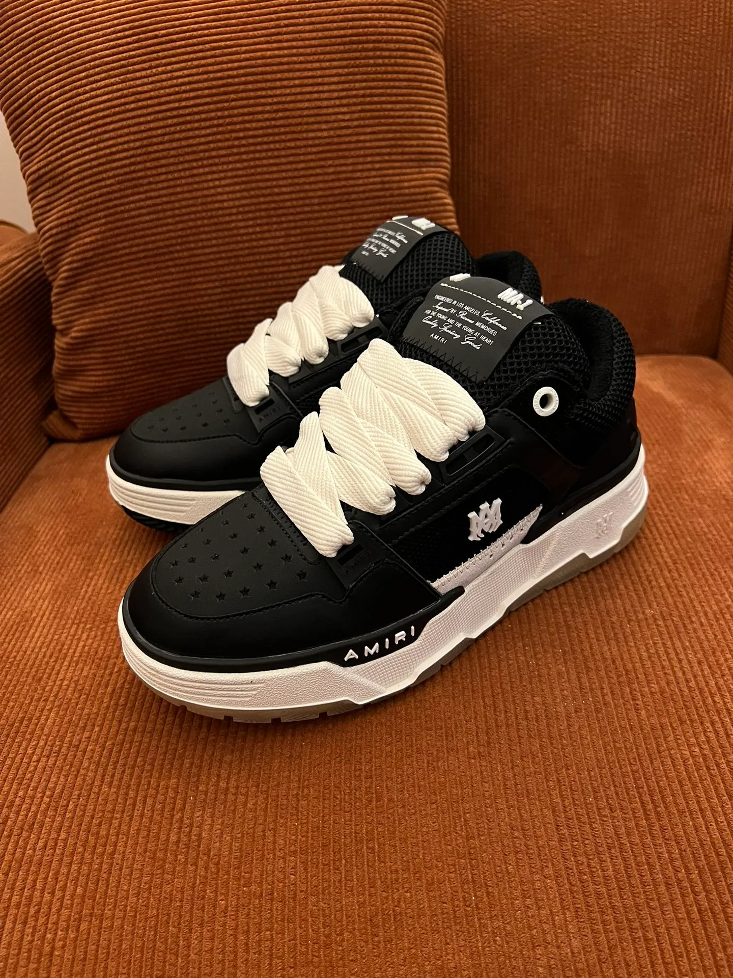 p620💰Men's shoes Amiri Emile's 2023 spring and summer new MA-1 bread shoes, couple models, casual sports shoes, sneakers Amiri gave up the rock punk style in the new season and used a large number of unsaturated colors, Morandi tones, whether you see or wear them, it will make people very happy. The large tongue of the bread shoes continues, shortens the length of the shoe body, thickens the midsole, and the toe part is more rounded. Amiri's brand letters and MA logo appear on the side of the shoe. Fabric: Original customized imported first-layer cowhide + mesh. Lining: Original customized breathable towel lining. Outsole. Foam combination material. Bottom thickness: 4CM. Size: Men's 39-45